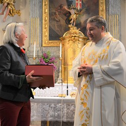 Margret Hofmann übergibt ein Geschenk